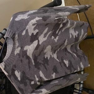 BR Xs grey camo sweater